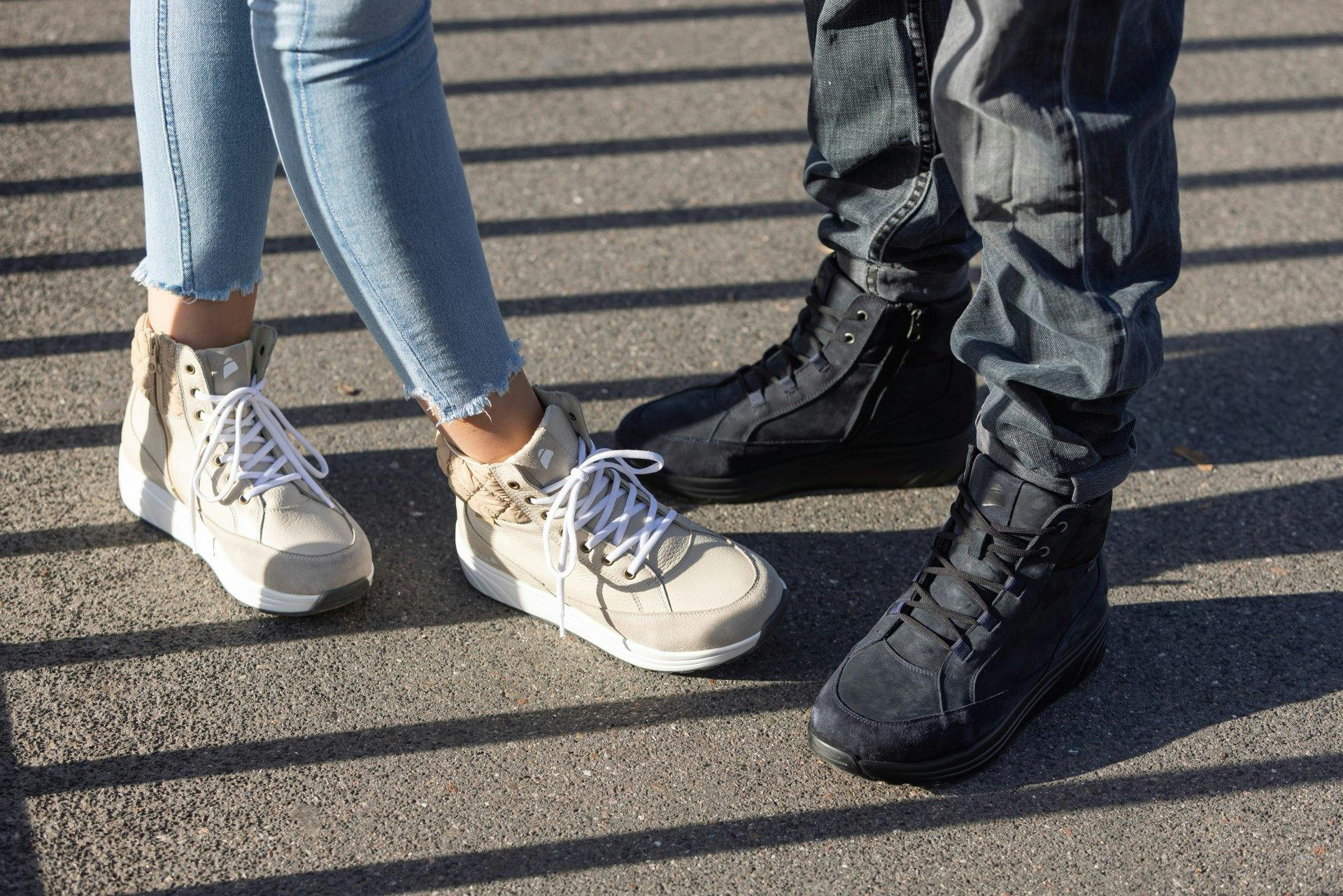 Die wasserdichten City-Boots: «Paula Beige» für Damen und «Sergio Dark Blue» für Herren.