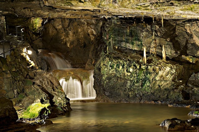 Romantische Grotten und tiefe Schluchten