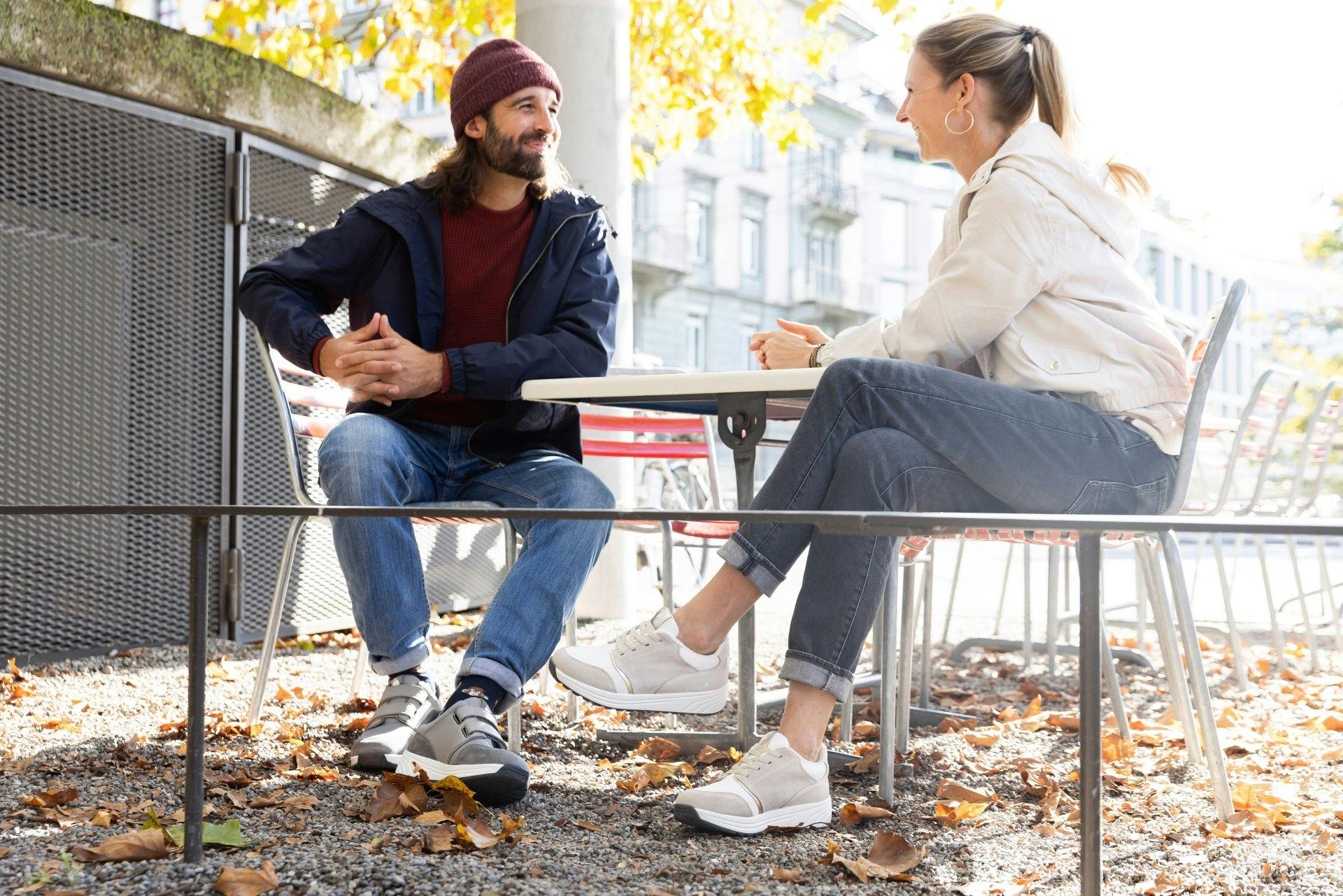 Besonders angenehm zum Anziehen: Der Slip-On für Damen «Nidia Off-White» und der sportliche Klettschuh für Herren «Augusto Grey».