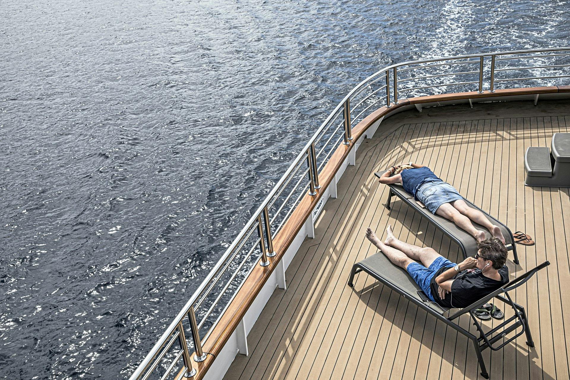 Chillen auf dem Sonndendeck der «Adria»