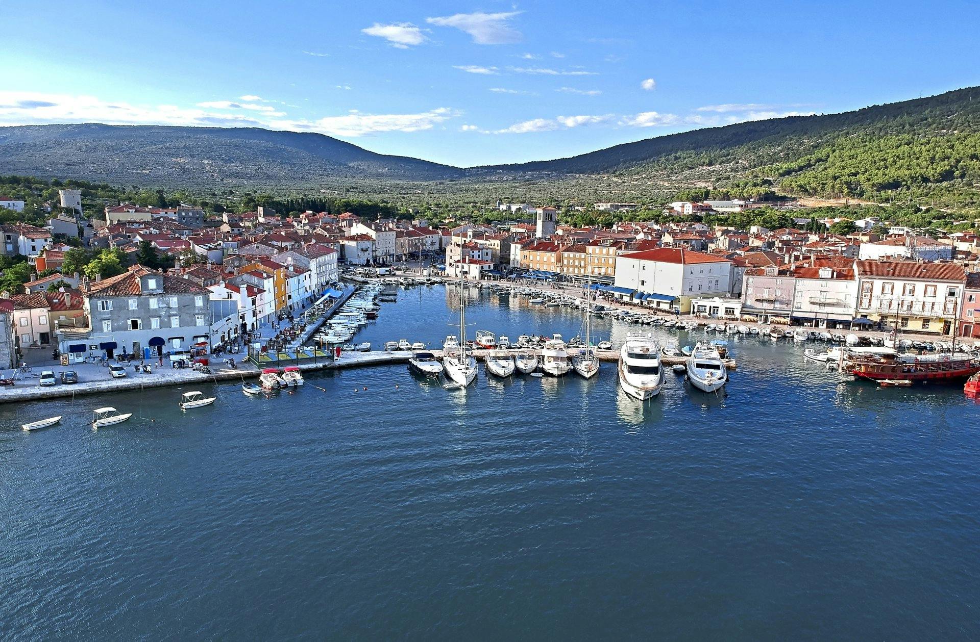 Ihre Yacht ankert in wunderschönen Häfen. Mittendrin.