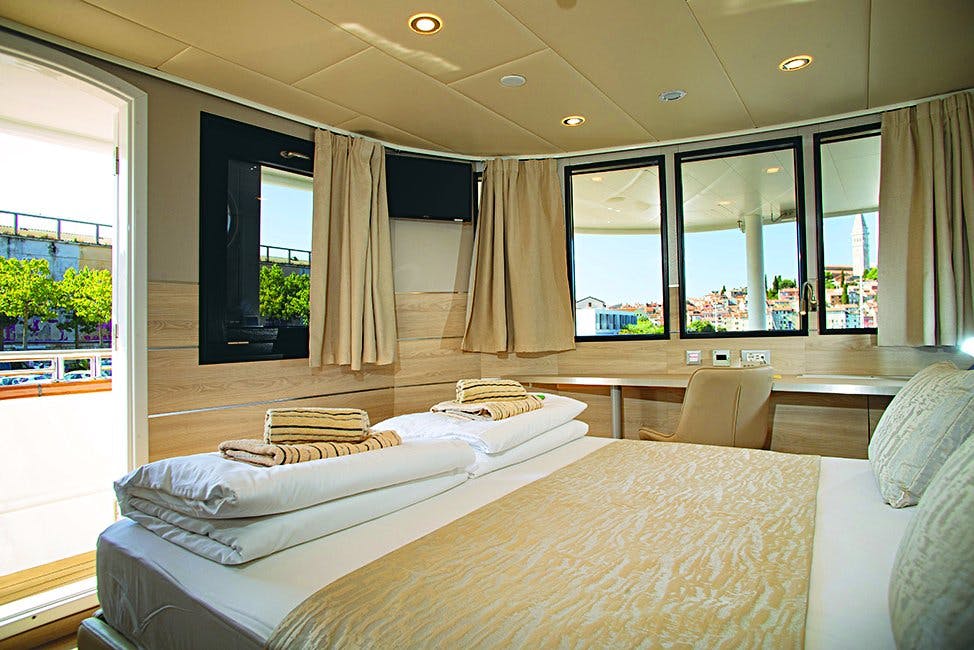 Erholung pur in der hellen Deluxe-Aussenkabine der Excellence Adria.