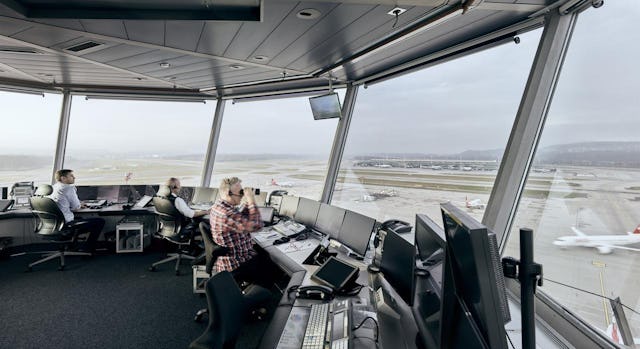 Les contrôleurs·euses de la circulation aérienne gèrent tout ce que se passe au sol sur l'aéroport ainsi que tout le trafic aérien en approche et au départ de la destination.