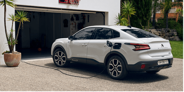 Grâce à sa motorisation purement électrique, la Française au chic indéniable a également accès aux zones de circulation à faibles émissions.