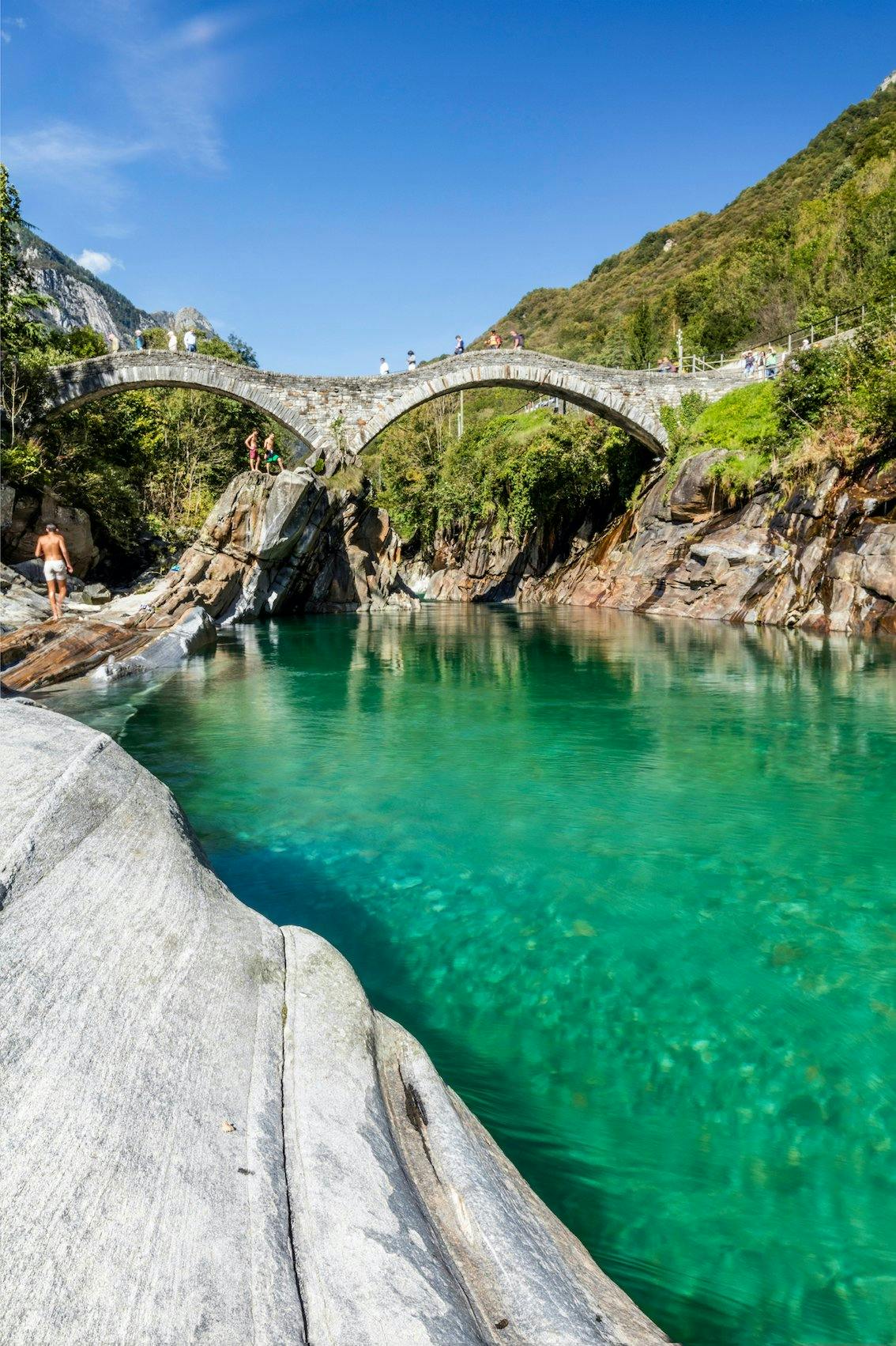 L’eau vert émeraude de la rivière Verzasca invite à s’y baigner.