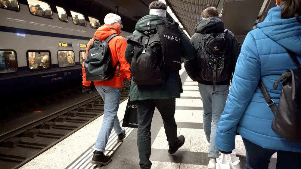 Des patients de HAIR & SKIN à la gare de Zurich.