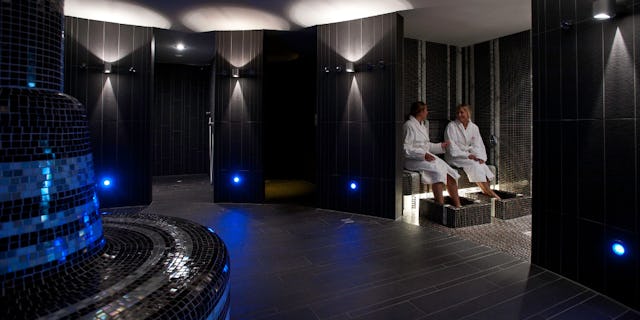Détente pure avec sauna, hammam, douche à effet de pluie, bassin pour stimuler la circulation sanguine et salle de relaxation.