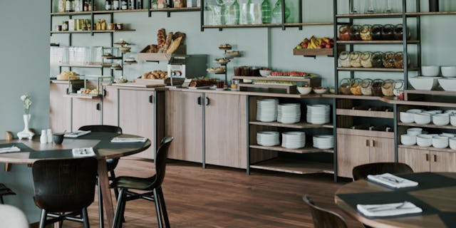 Savoure des plats de saison raffinés dans un décor soigné.