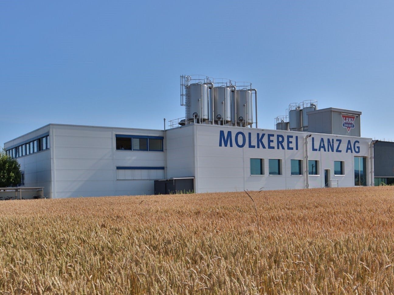 Molkerei Lanz AG, Privatmolkerei mit modernem Produktionsgebäude für Milchprodukte, Jogurt, Schlagrahm und weitere milchbasierte Spezialitäten.