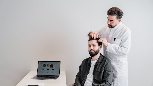 Tu as envie d'une chevelure dense et abondante? Laisse-toi conseiller gratuitement par le personnel compétent de HAIR & SKIN.