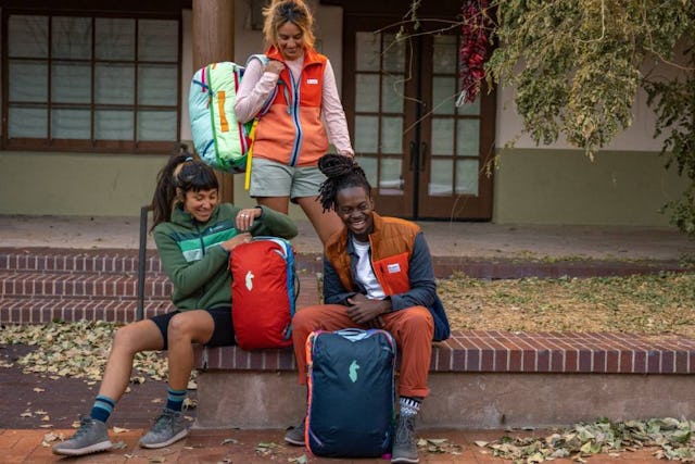 Stilvoll die Natur und Menschen unterstützen: Mit den Kollektionen von Cotopaxi gelingt das ganz einfach.