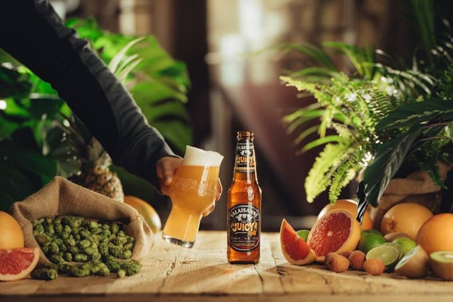 Mild und saftig: So schmeckt das Juicy IPA von Valaisanne und begeistert so manche Bierliebhaber und Bierliebhaberinnen.