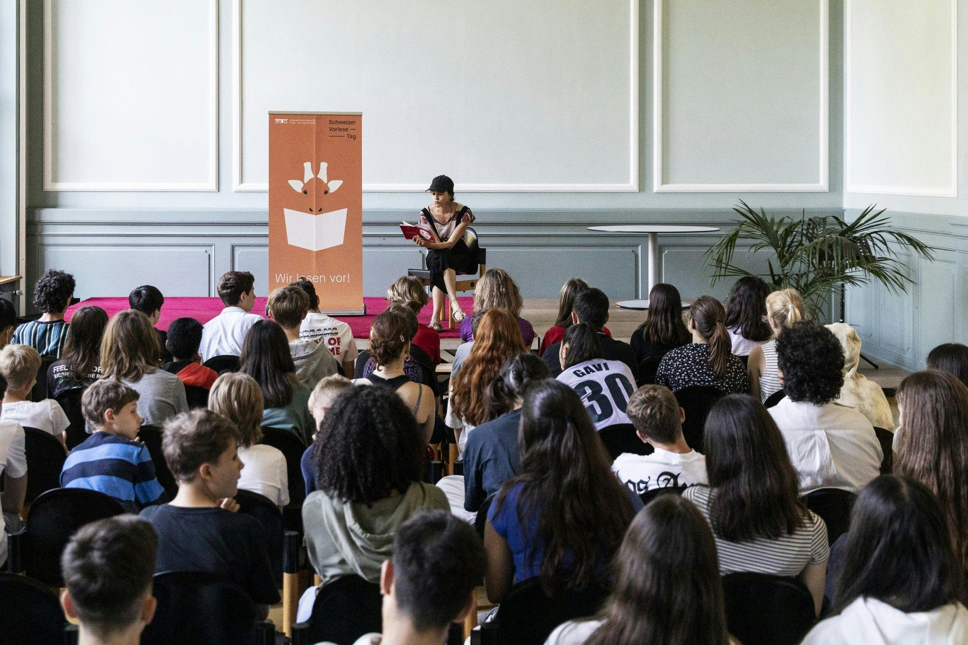 Die Schauspielerin Sarah Spale liest am Schweizer Vorlesetag an der
Sekundarschule De Wette (Basel) vor.