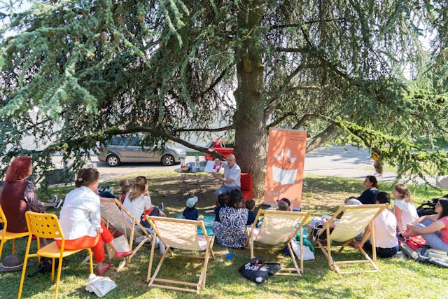 L’animateur et producteur Jean-Marc
Richard lit à la bibliothèque de Pully lors de la Journée suisse de la lecture à voix
haute
