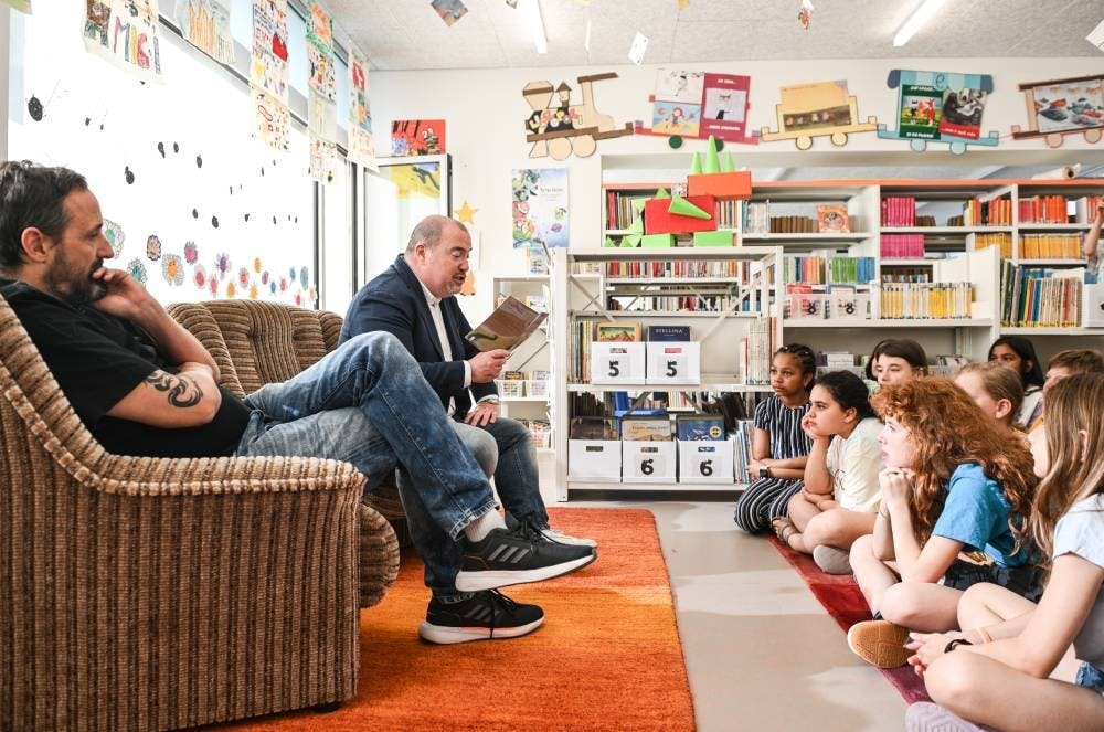 Christian Testoni e Fabrizio Casati leggono nella biblioteca delle scuole elementari di
Massagno. ©ISMR/Sabrina Montiglia.