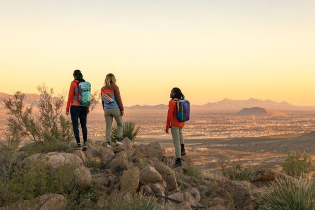 Stylisch und sozial: Mindestens 1 Prozent des Umsatzes geht an Menschen in Armut. Stylisch und sozial: Mindestens 1 Prozent des Umsatzes geht an Menschen in Armut.