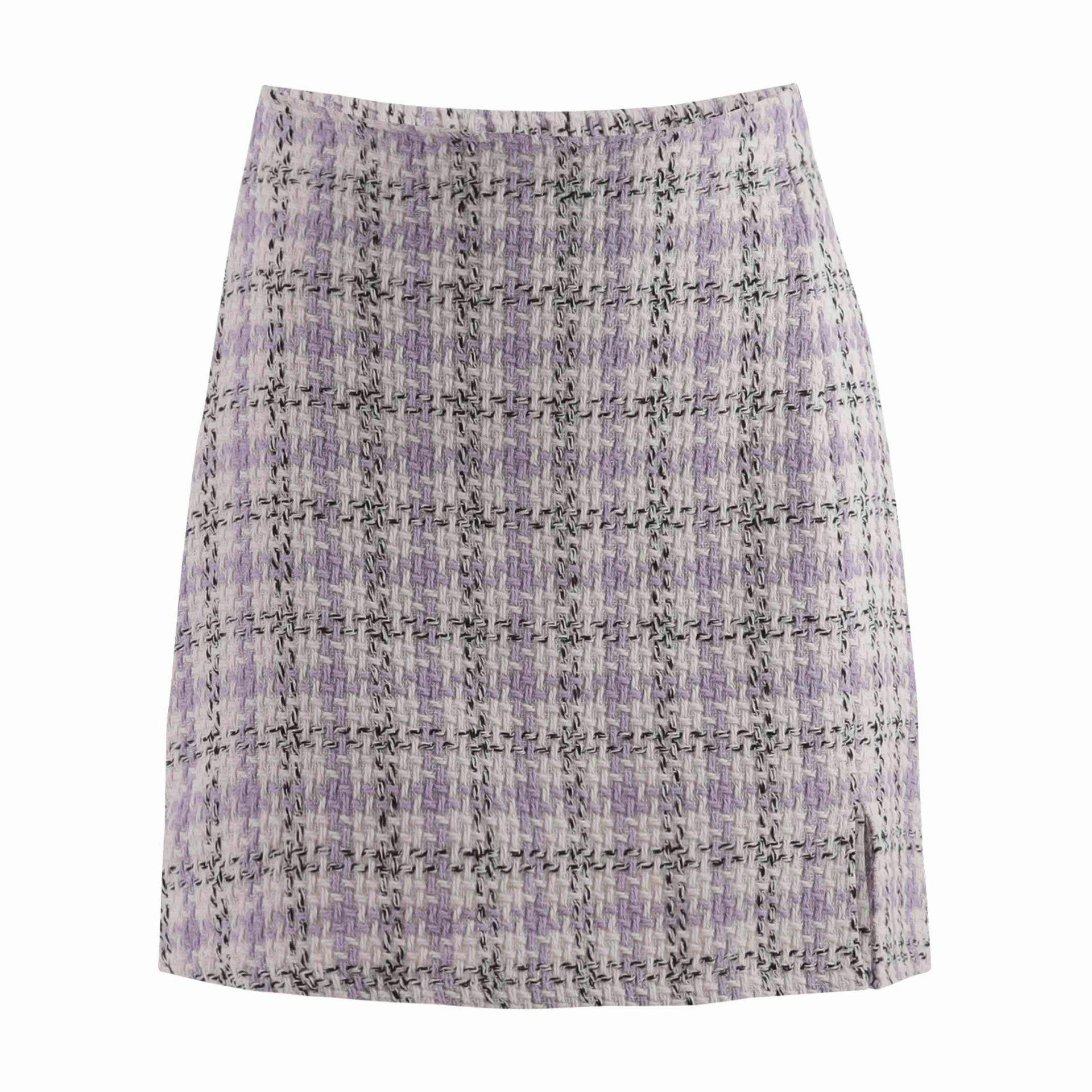 Il existe aussi une jupe assortie au blazer: Nicole Jupe, CHF 29.95 chez