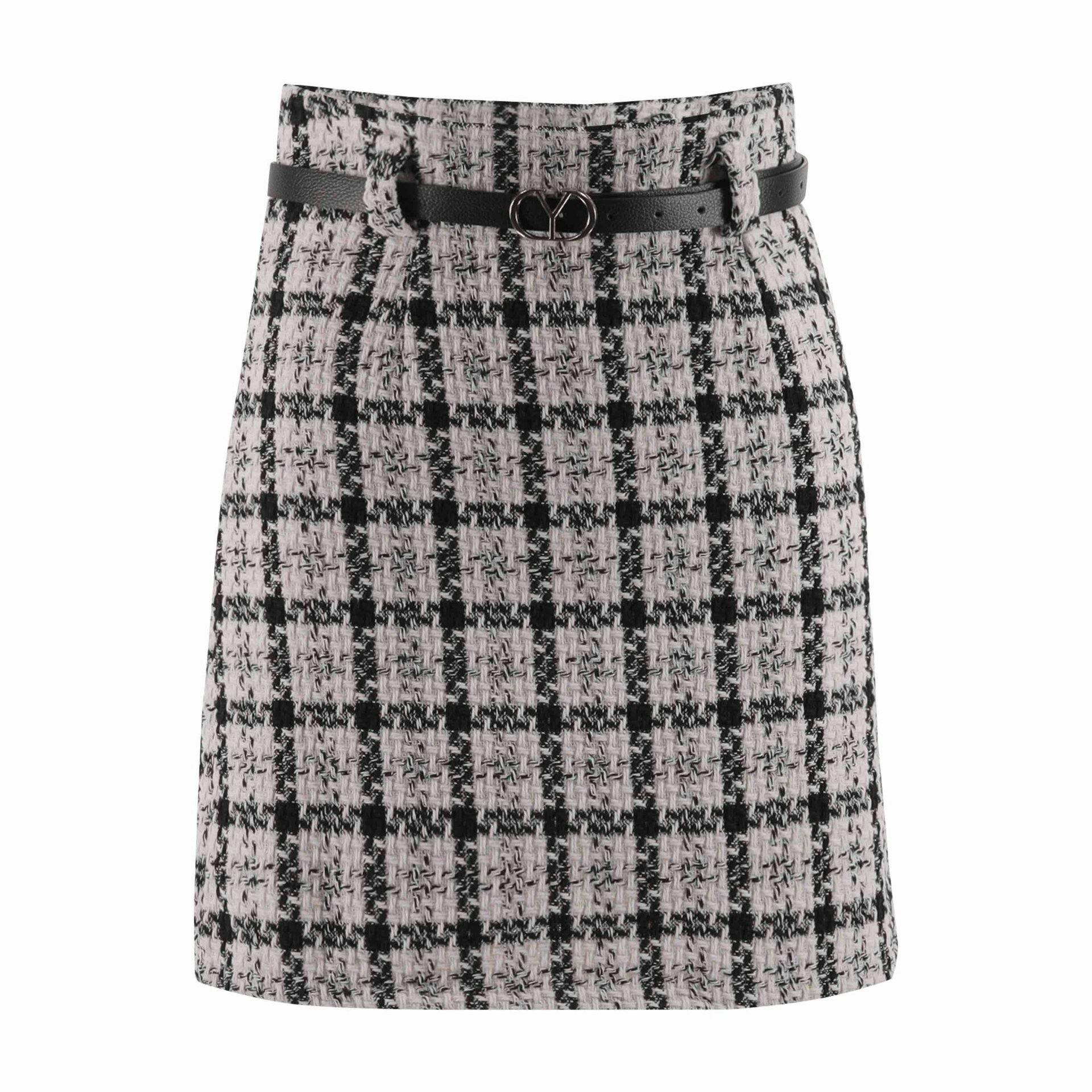 Les jupes en maille bouclette se marient très bien avec des mocassins: Alicia Jupe, CHF 29.95 chez