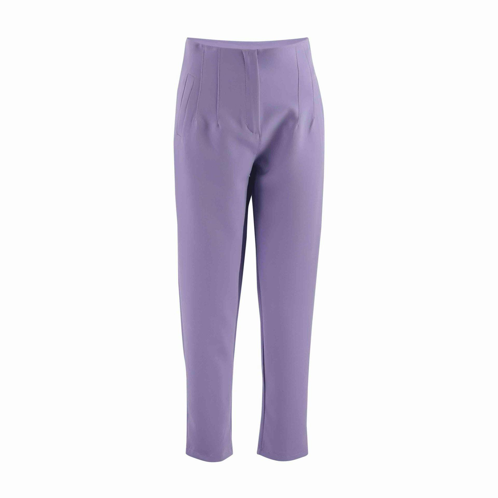 La couleur lilas, très tendance, s’intègre facilement dans un look business: Janine Pants, CHF 39.95 chez