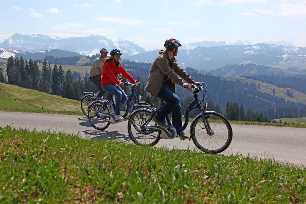 Die Veloroute 777 führt über die hügelige Landschaft hin zum beliebten Gebäckhersteller Kambly.