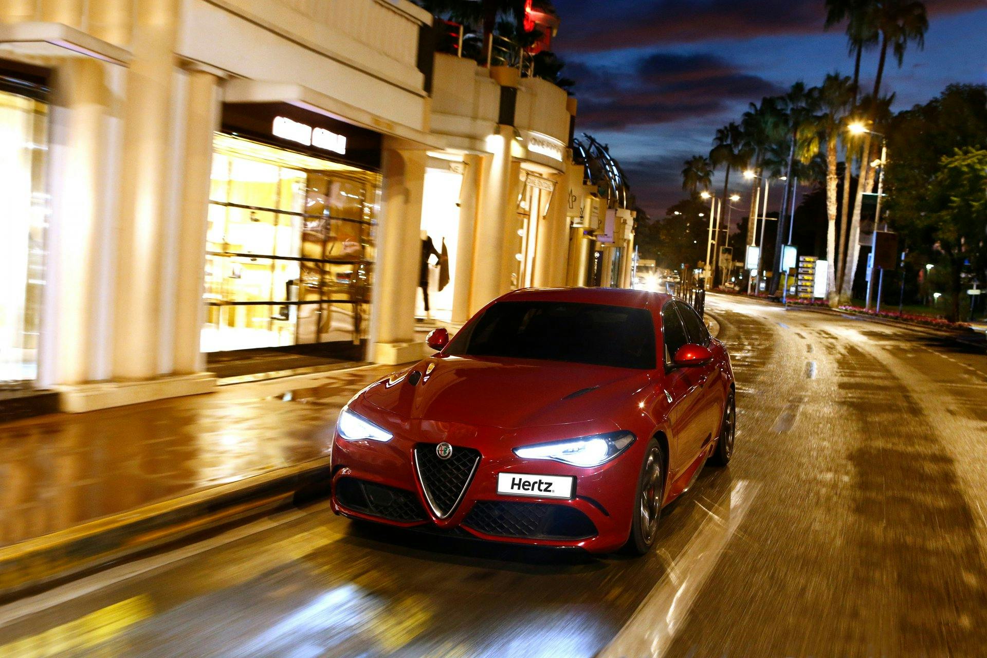 Monter dans l’Alfa et en profiter : l'Alfa Giulia Quadrifoglio de Hertz est à la disposition de l’heureuse gagnante ou de l’heureux gagnant pour un we...