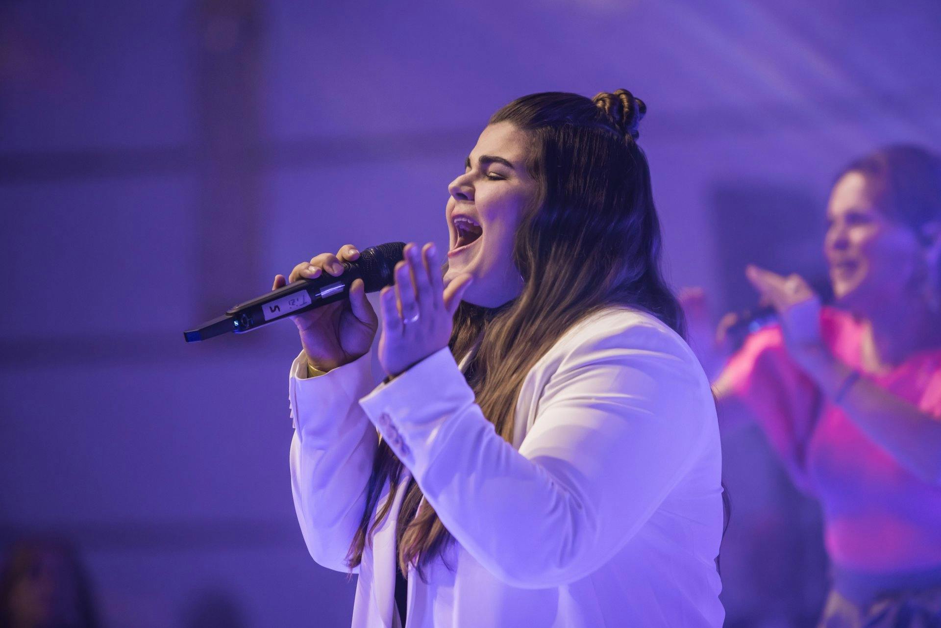 Dein Gebot unterstützt Pink Ribbon Schweiz und fördert damit die Brustkrebsprävention.