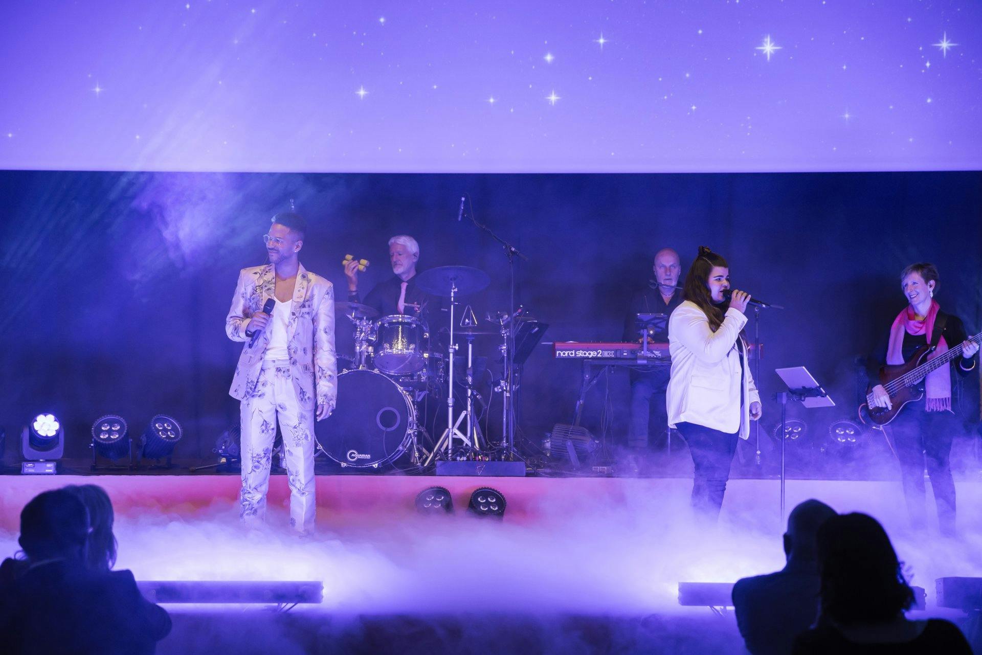 Mach dein Wohnzimmer zu einer Bühne und überrasche deine Gäste mit den zwei Powerstimmen.