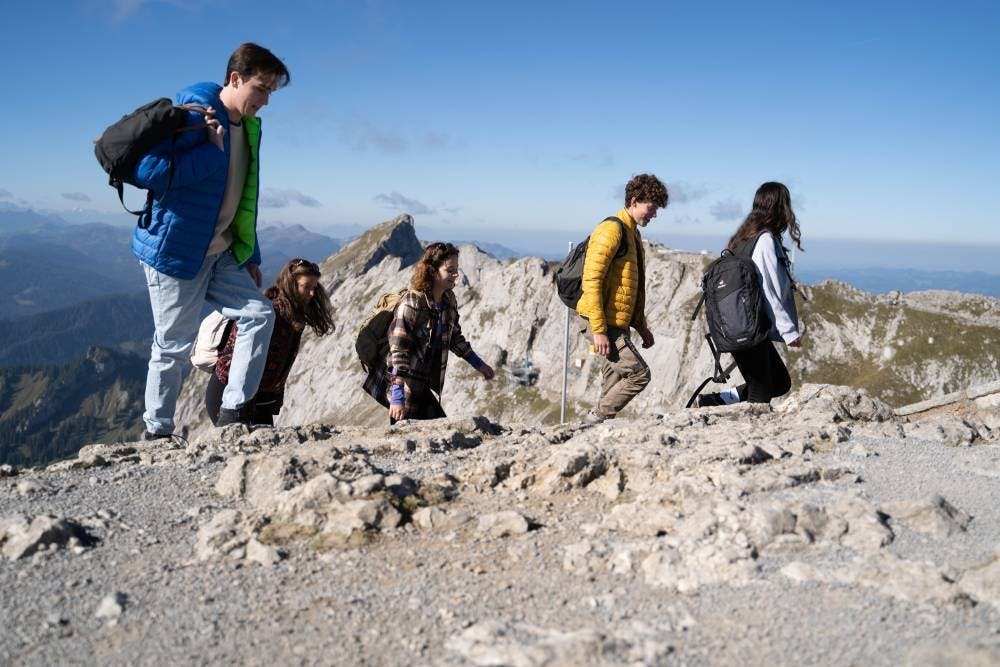 Du und fünf deiner Freund*innen haben die Möglichkeit, die Schweiz zu bereisen.