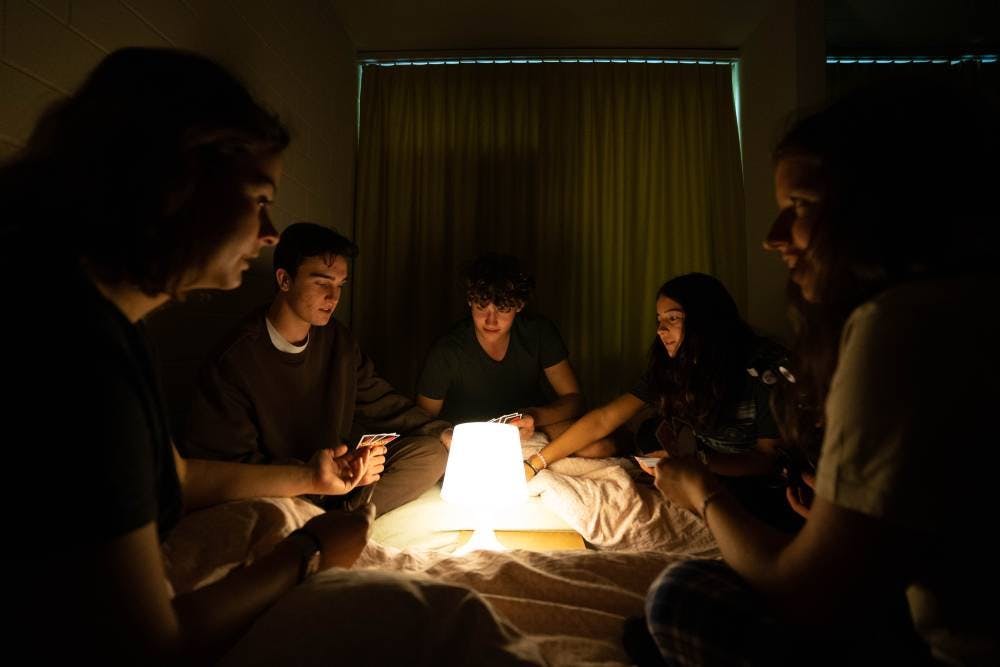 Übernachte in gemütlichen Jugedherbergen und lerne neue Leute kennen.