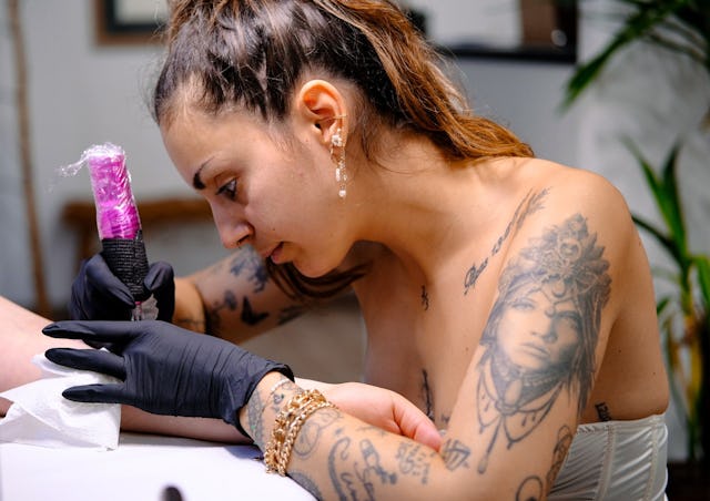 Lass dir den ewigen Frühling von Tattoo-Künstlerin Sofia Moudios unter die Haut zaubern.