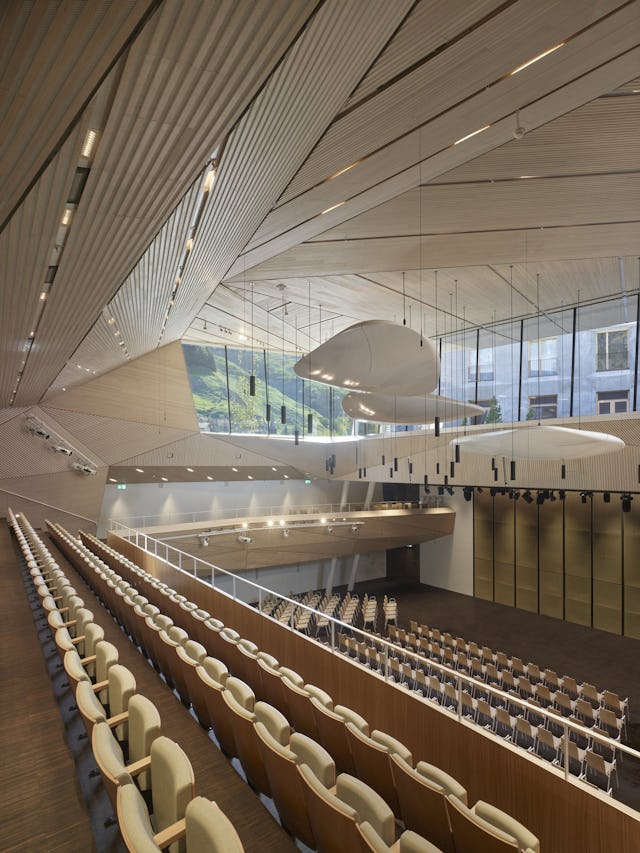 Die Andermatt Konzerthalle besticht durch seine Architektur und hervorragenden Akustik.