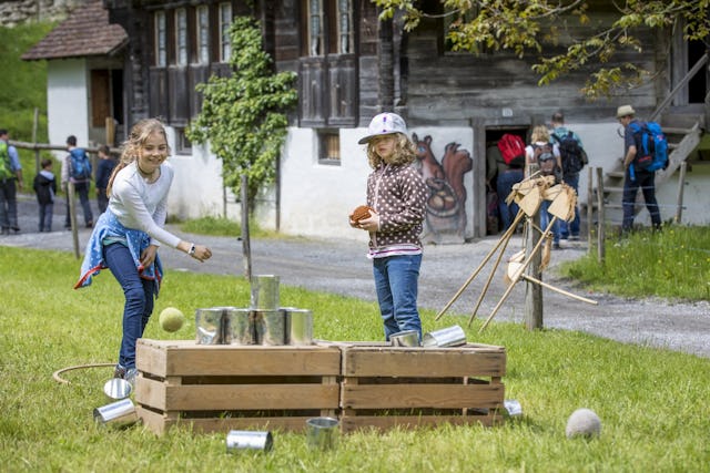 Jeux pour les enfants au festival des familles du Ballenberg.
