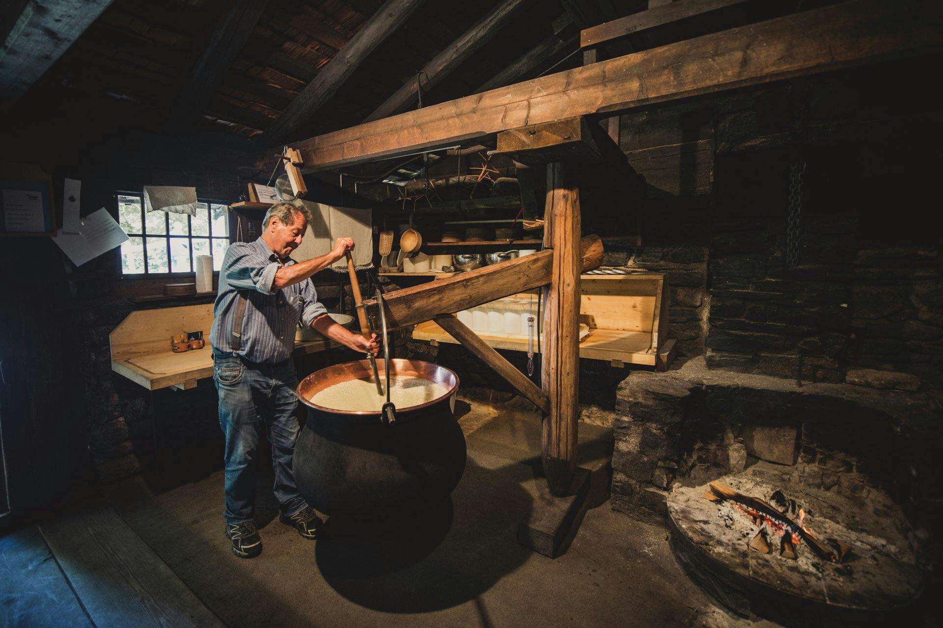 Regarder par-dessus l'épaule du fromager au musée suisse en plein air Ballenberg.