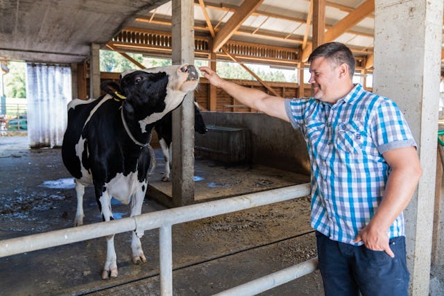 Marc Fragnière a découvert le métier d'éleveur pendant sa visite à Cugy (VD).