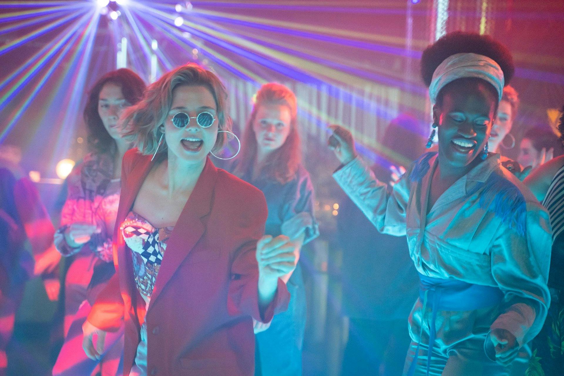 Den Soundtrack zur Serie liefern namhafte sowie aufstrebende Künstler*innen aus Deutschland: So spielt Ivy Quainoo (rechts) nicht nur in der Serie mit...