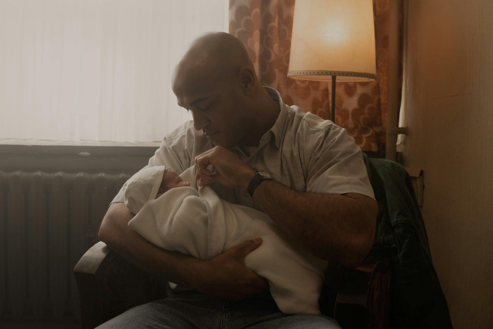 L’histoire montre également comment Sam, dont le père a été assassiné, se construit dans son rôle de père.