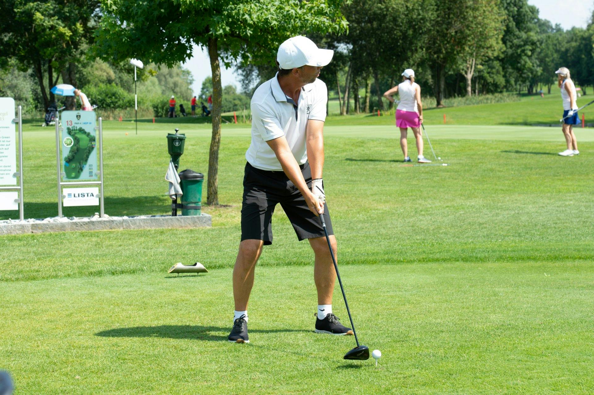 Auch René Baumann, bekannt als DJ BoBo, zeigt Solidarität und spielt diesen Juni zum dritten Mal beim Pink-Ribbon-Golfturnier mit.