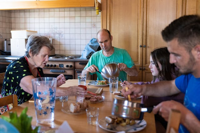 Patrick Demont et sa fille partagent le repas de midi. Patrick Demont et sa fille partagent le repas de midi.