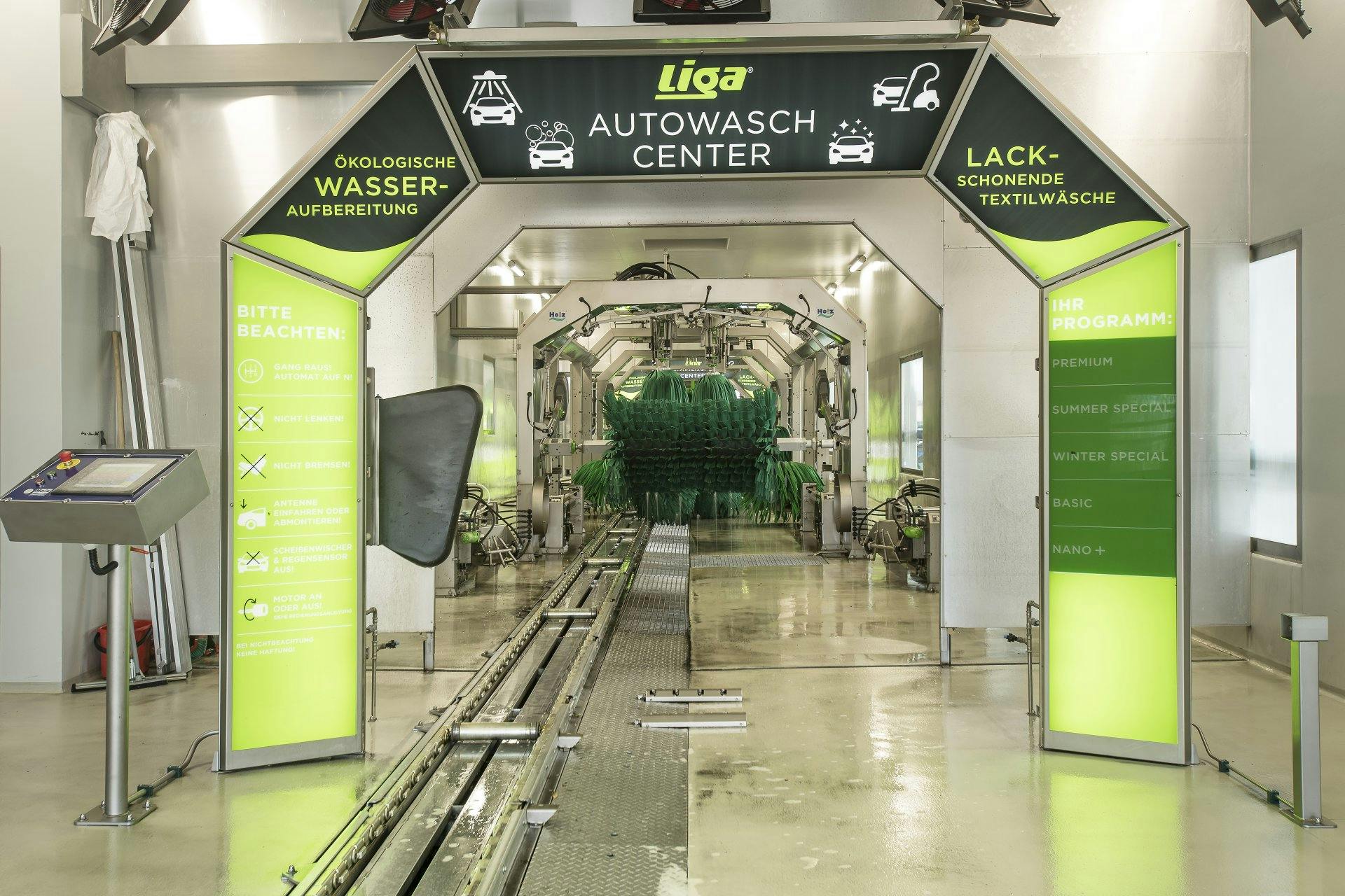 Nebst einer professionellen Autowäsche, profitieren Kund*innen auch vom Polieren und einer Lackpflege.