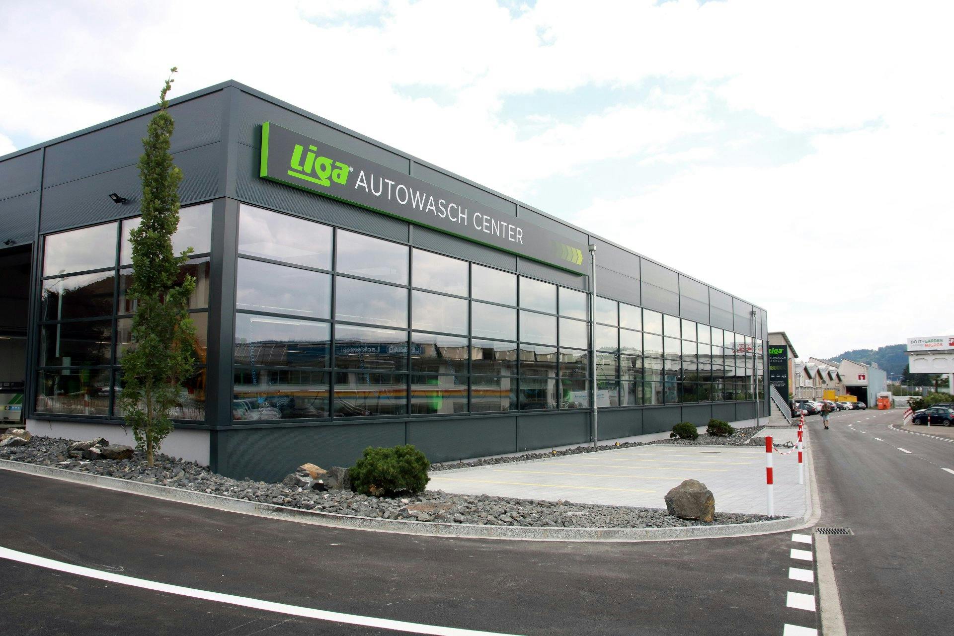 Das LIGA Autowasch Center bietet den Autobesitzer*innen der Ostschweiz eine professionelle Autoreinigung.