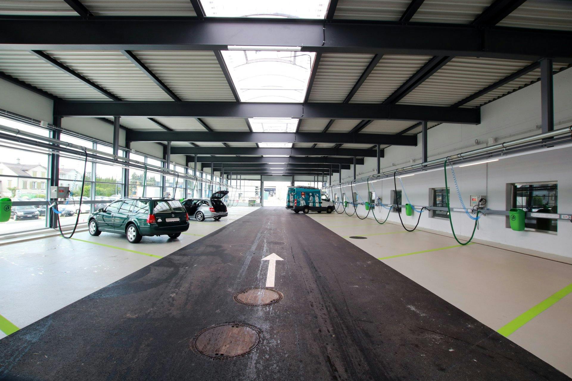 Nach der Fahrzeugwäsche stehen 20 Staubsauger-Plätze mit Druckluft sowie vier automatische Fussmatten-Nassreiniger kostenlos zur Verfügung.