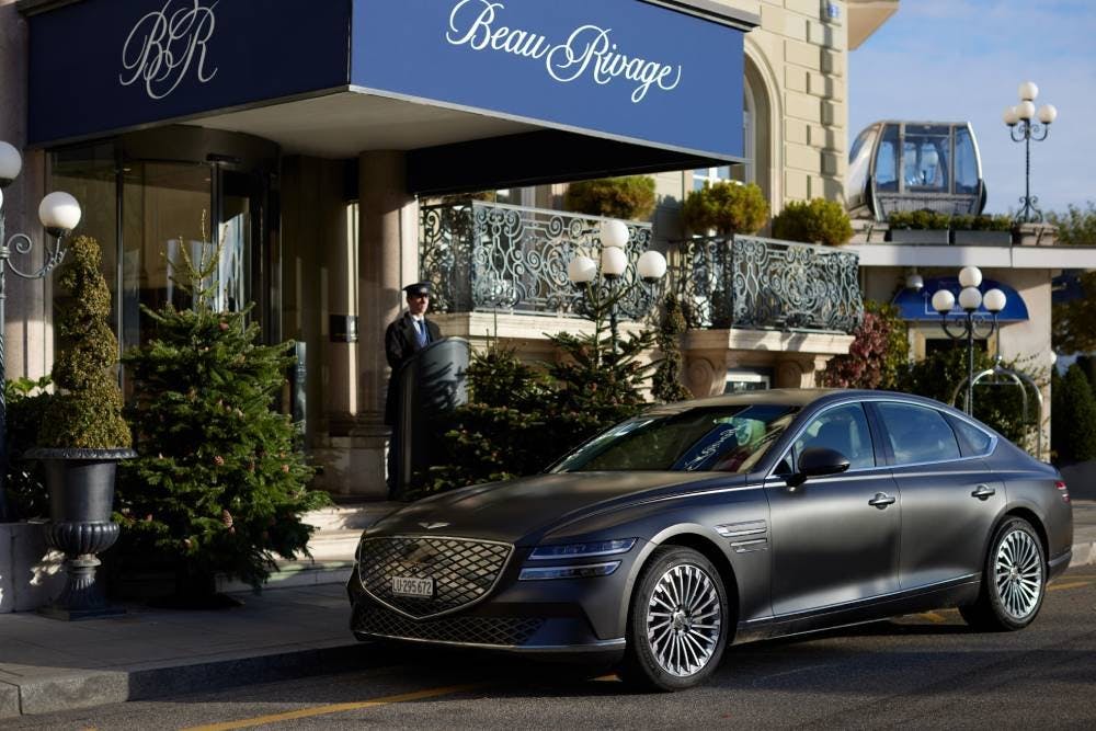 We Come to You: Le Beau-Rivage Genève est un des hôtels cinq étoiles partenaire de Genesis pour la remise des voitures aux clients.