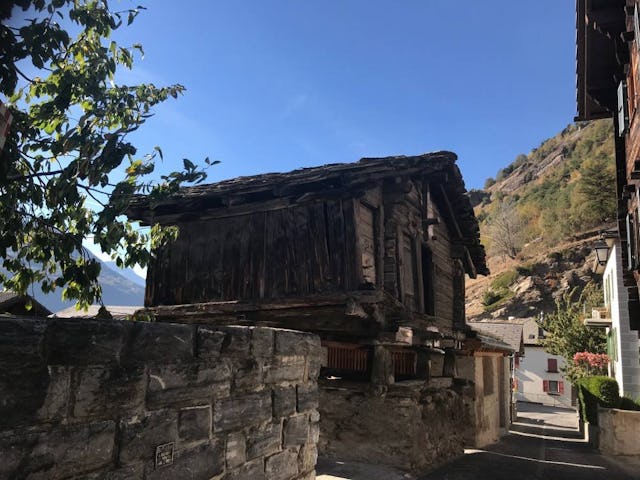 Auf der Wanderung von Ausserberg nach Raron kommen Naturbegeisterte und Geschichtsinteressierte auf ihre Kosten.