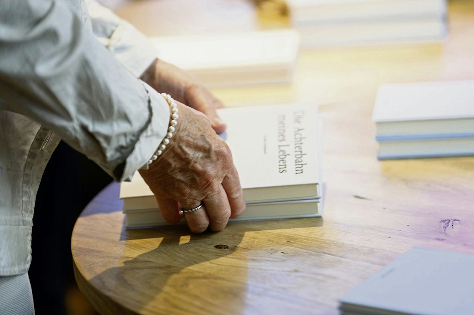Mettre des mots sur sa propre histoire: une participante au projet Edition Unik reçoit le livre qu’elle a écrit.