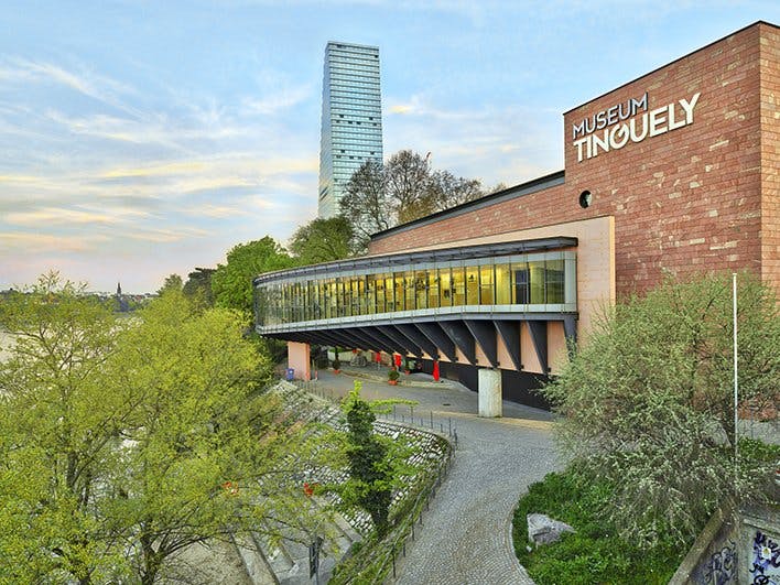 Le Musée Tinguely avec la Roche Tower en arrière-plan.