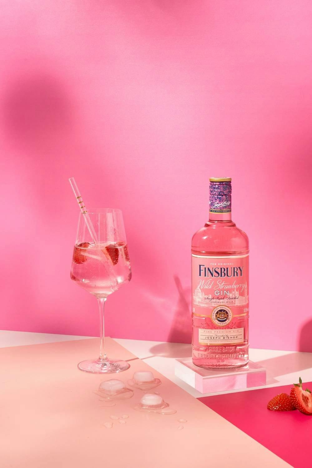 Le Wild Strawberry Gin de Finsbury est parfait pour un apéritif frais et coloré.
