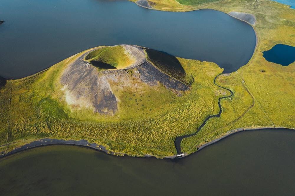 Skútustaðagígar ist bekannt für seine Pseudokrater und liegt nur eine Autostunde von Akureyri entfernt.