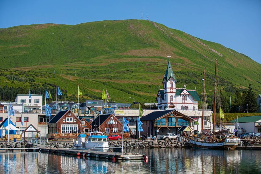 Die Stadt Húsavík in Nordisland gilt als einer der besten Orte auf der Insel, um im Sommer Wale zu beobachten.