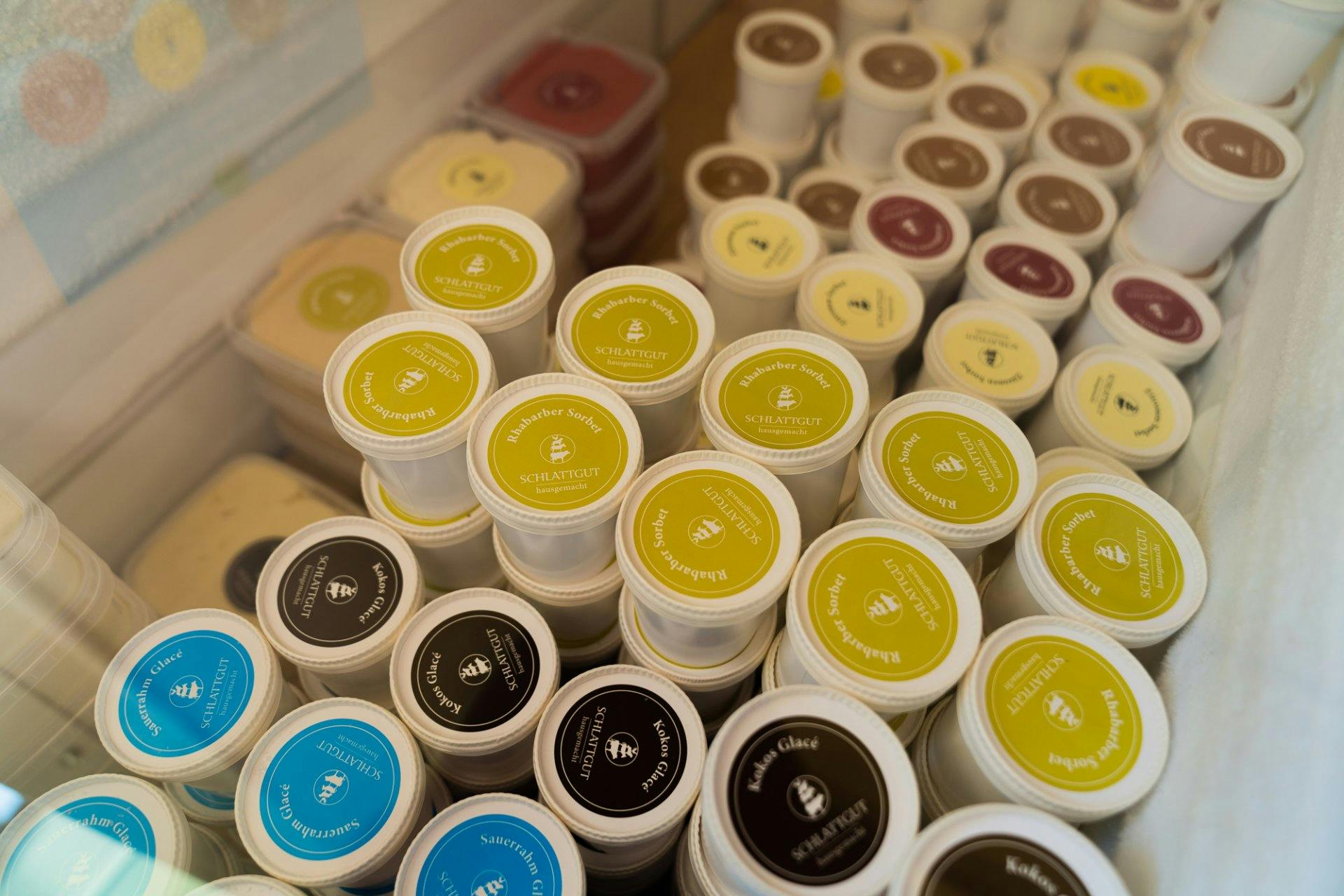 Verkaufsschlager Nummer 1: Glace mit Früchten und Milch vom Schlattgut.