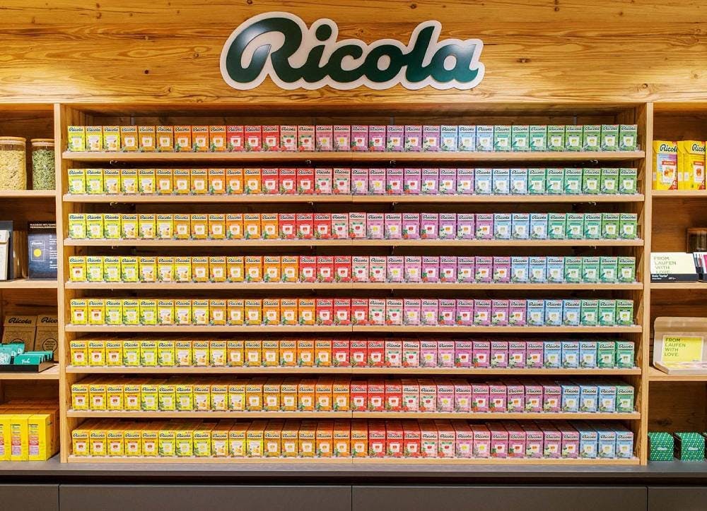 Ricola eröffnete am 9. März 2023 ihren ersten Shop an der Amthausgasse 3 in Laufen. In unmittelbarer Nähe des Gebäudes, in dem Emil Richterich 1930 seine Confiserie eröffnete.